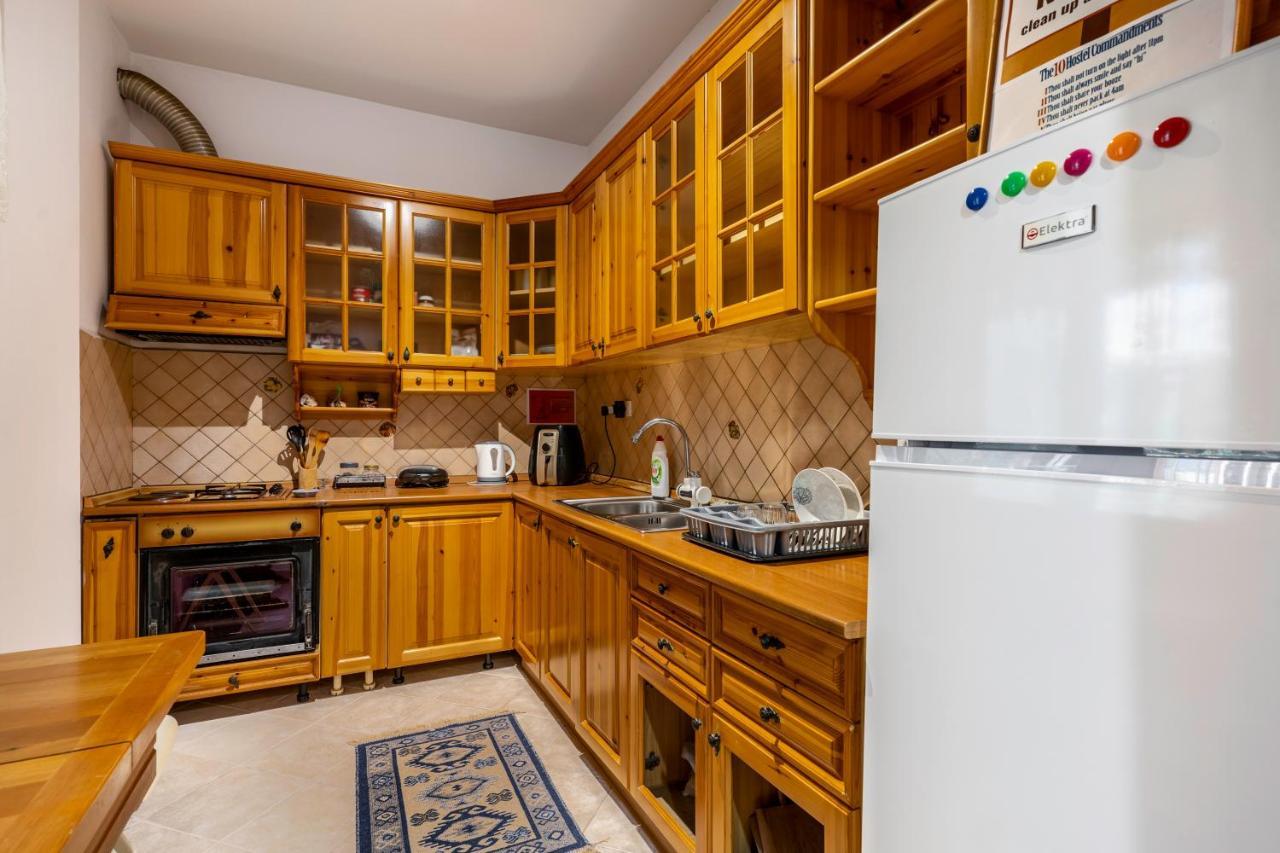 טיראנה Hostel Nena Semi מראה חיצוני תמונה